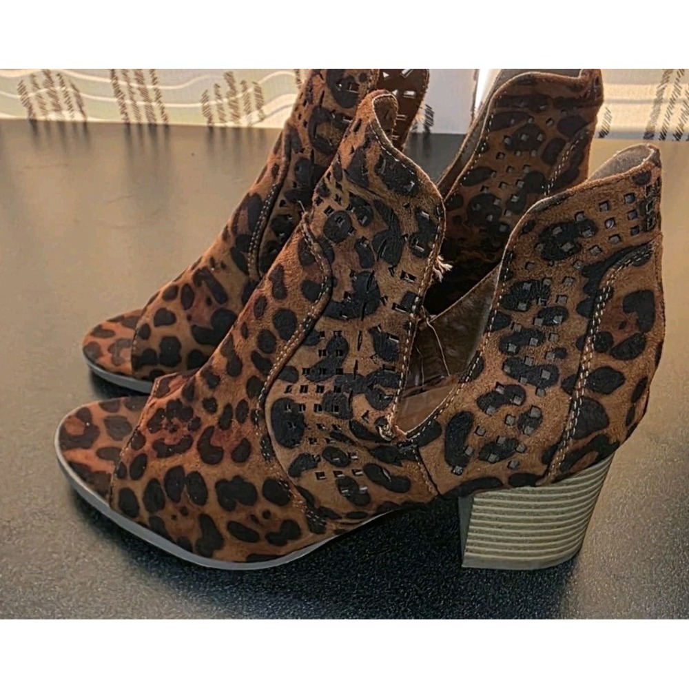 WILD G Women Sz 8 ANKLE BOOTIES Leopard Print‎ Wrstern Slip On Date Heel EUC
